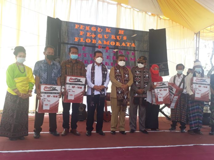 KARIMUN, kabarkarimun.co.id - Ketua DPRD Karimun H.Muhammad Yusuf Sirat menyerahkan bantuan berupa alat pertanian warga Seibati, Kecamatan Tebing, Senin (14/2/2022).