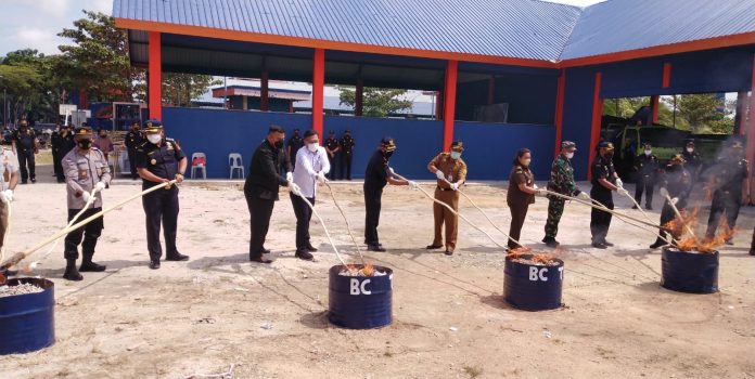 Kantor Wilayah DJBC Khusus Kepulauan Riau bersama Kantor Pengawasan dan Pelayanan BC TMP B Tanjungbalai Karimun memusnahkan barang bukti hasil penindakan tahun 2020-2021, Selasa (15/2/2022).