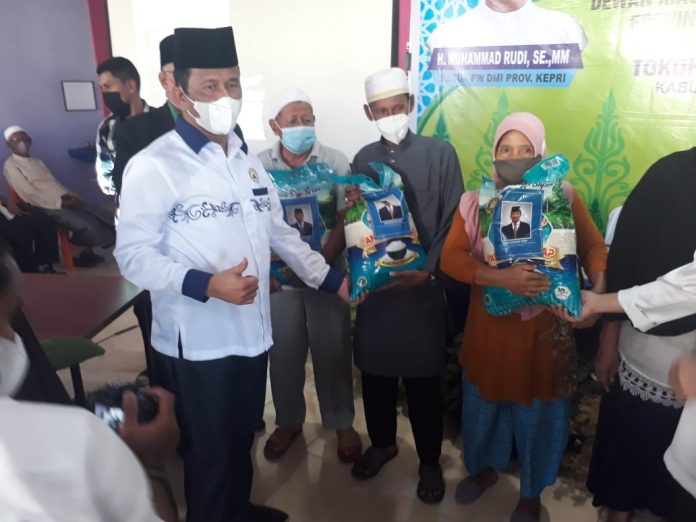 Ketua Dewan Masjid Indonesia (DMI) Provinsi Kepulauan Riau, H.Muhammad Rudi SE.MM bersilaturahmi bersama masyarakat Karimun, Sabtu (12/2/2022).