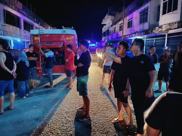 Foto sejumlah warga berdatangan berusaha membantu padamkan api yang membakar Ruko Kedai Kopi Amat di jalan Jenderal Sudirman Tanjungbatu Rabu malam