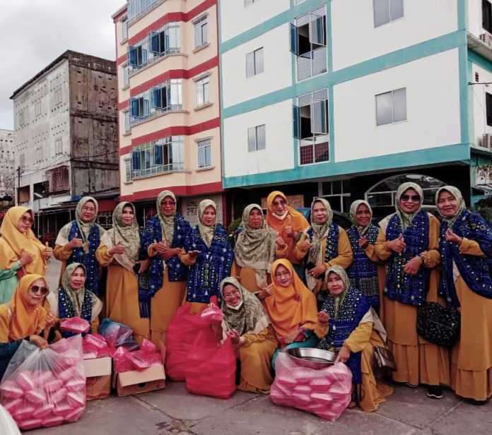 Foto BKMT Kecamatan Kundur foto bersama sebelum membagikan takjil Ramadhan