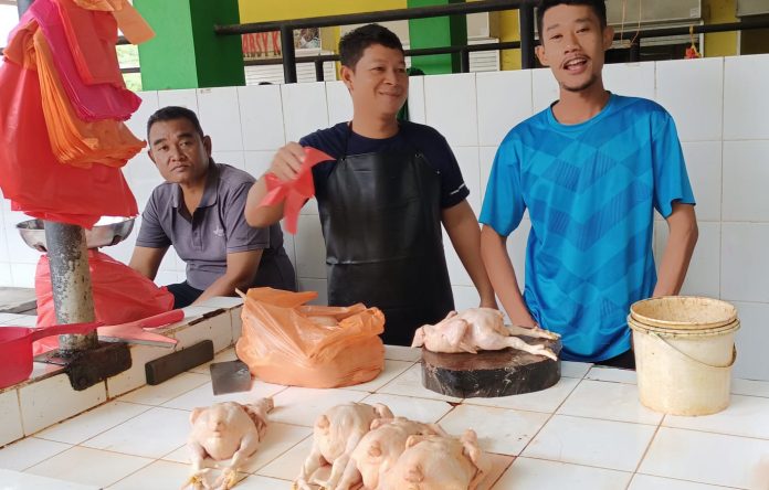 Foto aktifitas salah satu pedagang ayam potong di pasar Mutiara Tanjungbatu Kundur
