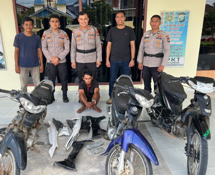 Foto Kapolsek Kundur AKP Buala Harefa tengah saat menunjukan barang bukti dan pelaku Bujang dalam pengungkapan kasus curanmor