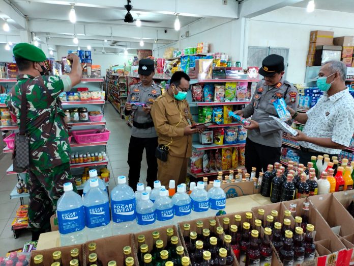 Foto kepala UPT Puskesmas Tanjungbatu Azman bersama Kapolsek Kundur memeriksa makanan dalam kemasan saat monitoring