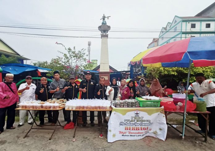 Foto ketua PKDP pulau Kundur Zul Asri tengah bersama pengurus dan anggota foto sebelum membagikan takjil Ramadhan