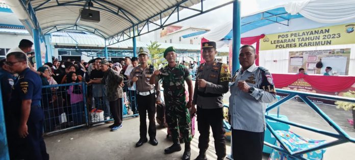 Foto Kapolsek Kundur AKP Buala Harefa bersama Danramil 03 Kundur dan dinas perhubungan saat memantau arus balik lebaran di pelabuhan Tanjungbatu