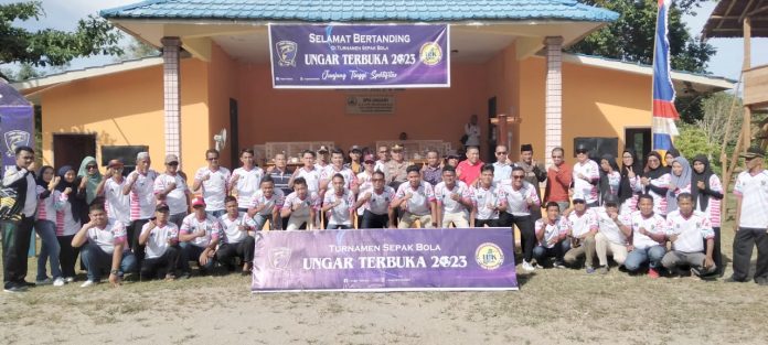 Foto Asisten II bidang perekonomian DR. Abdullah tengah foto bersama acara pembukaan sepakbola Ungar Terbuka