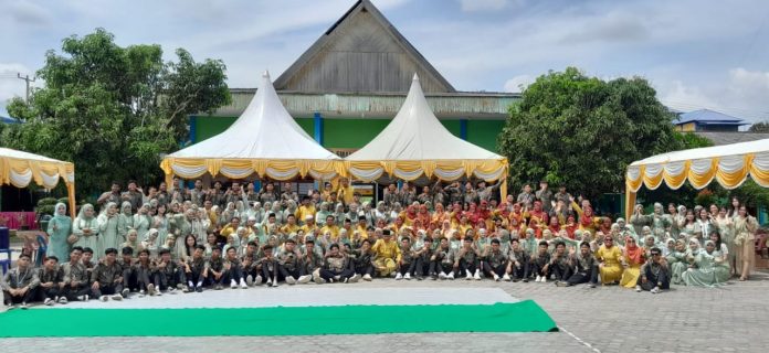 Foto seratusan siswa siswi SMA Negeri 01 Kundur kelas XII foto bersama dengan majelis guru dan orang tua usai acara pelepasan Sabtu (6/5/2023)