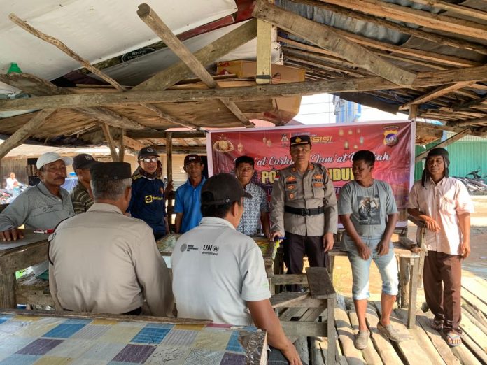 Foto Kapolsek Kundur AKP Buala Harefa duduk bersama warga saat gelar Jumat Curhat bersama warga masyarakat di pelabuhan Bintan Jaya Gudang Karet Tanjungbatu
