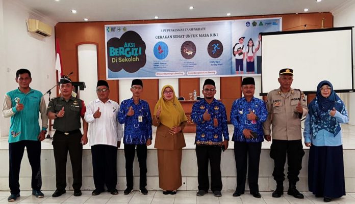 Foto kepala UPT Puskesmas Tanjungbatu Azman foto bersama camat Kundur, lurah, serta dinas instansi usai kegiatan gerakan sehat untuk masa kini