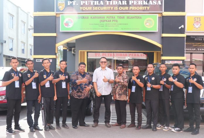 Foto Kepala desa Teluk Radang Ngadino foto bersama peserta pelatihan, ketua BPD dan Dirut PT Putra Tidar Perkasa
