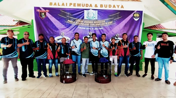 Foto Kepala cabang kejaksaan negeri (Kacabjari) Karimun di Kundur tengah foto bersama panitia lomba burung berkicau piala Kacabjari Kundur cup