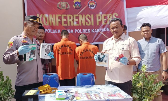 Foto Kapolsek Kundur Utara AKP Hendrial kanan dan Kanit Reskrim Aipda Riyanto menunjukkan barang bukti dalam konferensi pers Rabu 23/8