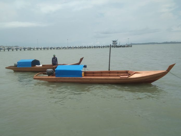 foto. Dua unit speedboat yang diserahkan Bupati Karimun kepada kelompok nelayan Balai Olak, dan Teluk Keledek Desa Parit, Kecamatan Selat Gelam, Rabu (20/9).
