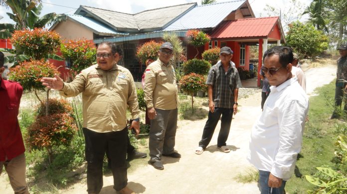 foto. Kepala Dinas Perkim Zulfan (kiri), didampingi Kadis Pertanian Sukriyanto, dan Wakil Ketua DPRD Rasno saat meninjau pemukiman warga di Kundur Barat.